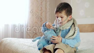生病的孩子通过<strong>雾化</strong>器呼吸，婴儿吸入，男孩脸上戴氧气面罩，在家治疗